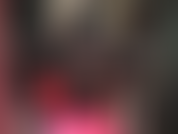 Une déesse blonde porte des bas en dentelle sur des collants noirs, une mini-jupe en latex noir extra courte et des talons noirs brillants pour vous rendre fou.