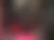 Une déesse blonde porte des bas en dentelle sur des collants noirs, une mini-jupe en latex noir extra courte et des talons noirs brillants pour vous rendre fou.