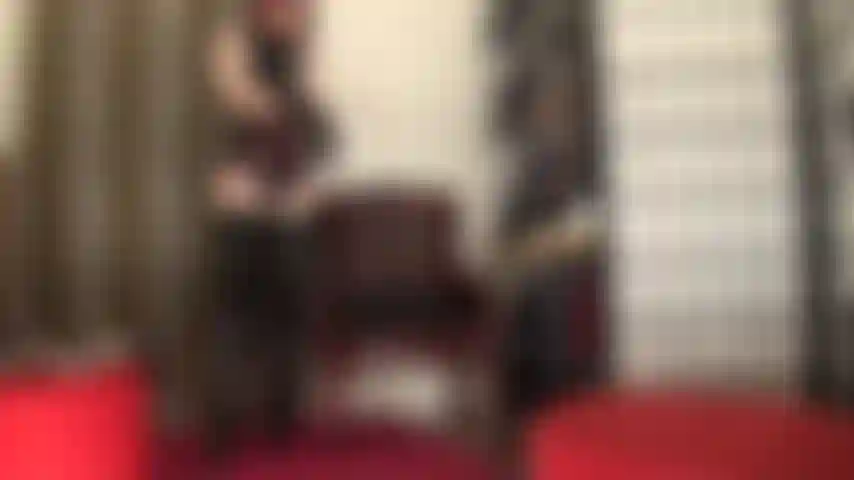 Complétant la tenue fétichiste du caoutchouc avec une paire de gants en latex noir jusqu'aux épaules, avec lesquels je vais taquiner votre corps soumis et entrer dans tous vos orifices, certains d'entre eux jusqu'aux coudes...