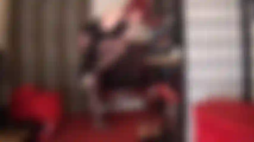 Sale petite salope à la bite ! La bite de maîtresse te transforme en la plus grosse salope à bite que le monde ait jamais vue. Tu as instantanément envie d'une gorge pleine de cette bite charnue, que maîtresse utilise ta bouche pour son seul plaisir, aussi doux ou brutal qu'elle le souhaite.