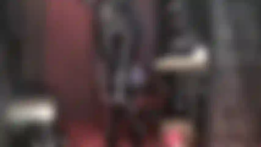 Une fétichiste du cul-tastic en spandex noir et pvc.