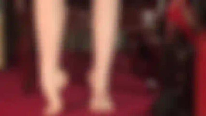 J'adore les pieds nus - de hautes arches magnifiquement courbées, des semelles souples et de jolis orteils jouant avec des escarpins à bout ouvert.