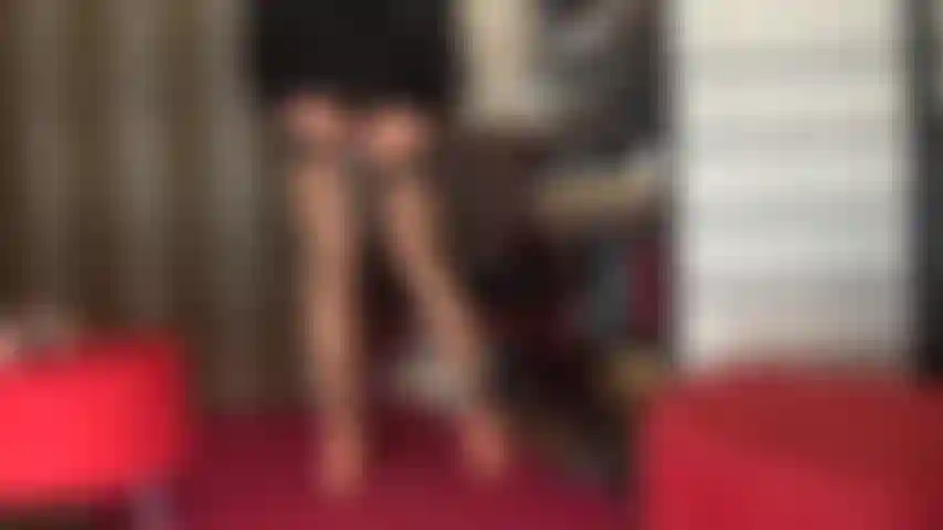 Domination strapon et adoration du cul en lingerie sexy, bas et jarretelles avec 8 pouces de bite noire.