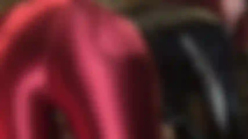 Adoratrice du cul en pantalon satin brillant rouge bordeaux.