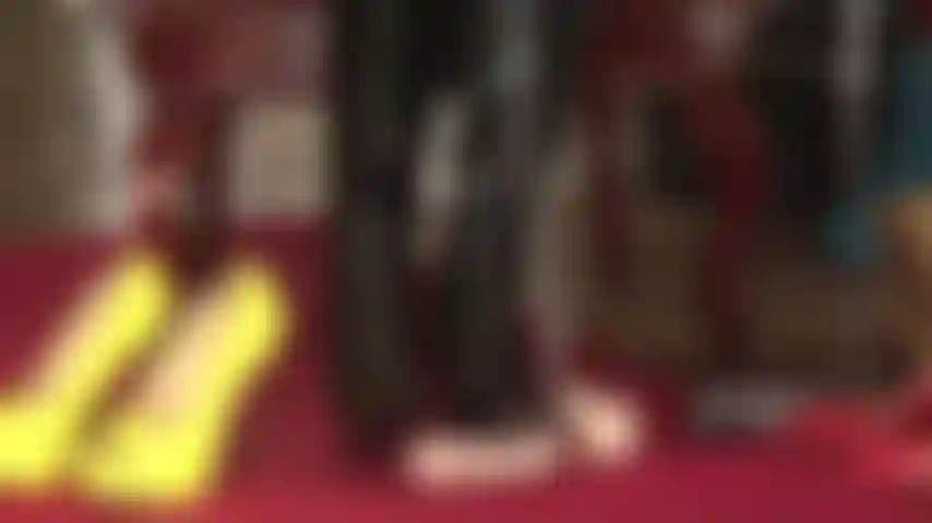 Forcée sous les bottes de ma maîtresse et dans mes talons - une fois que tu as senti le contact amoureux de mes bottes, il est temps de faire l'amour à mes talons. Encouragée par ma cravache, enfonce ta bite dans le talon !