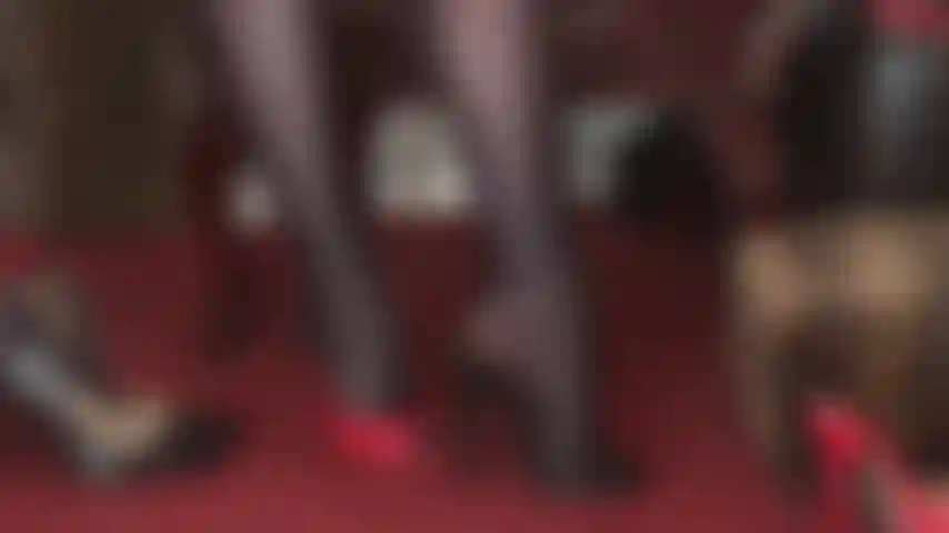 Mules à talons aiguilles rouges ou noires ? Les deux vous excitent vraiment. J'aime les talons hauts, le culte des pieds en collants et les danses pendantes.