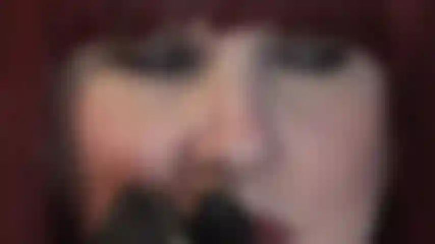 La dame vous fait souffrir par la douleur de sa cravache et le toucher de ses merveilleux gants en cuir noir doux...