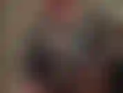 Une maîtresse en cuir enfonce son gros gode-ceinture blanc dans ta bouche de salope.