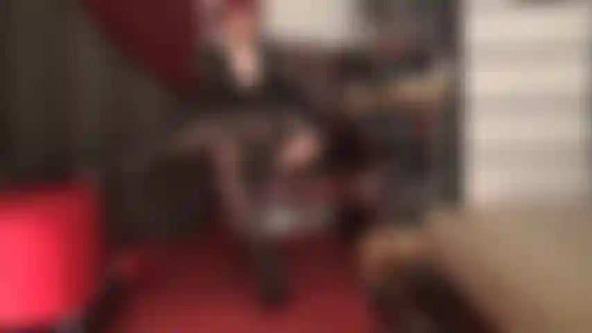 Amoureuse des bas - j'adore les jambes croisées de ma maîtresse dans des bas porte-jarretelles noirs brillants.