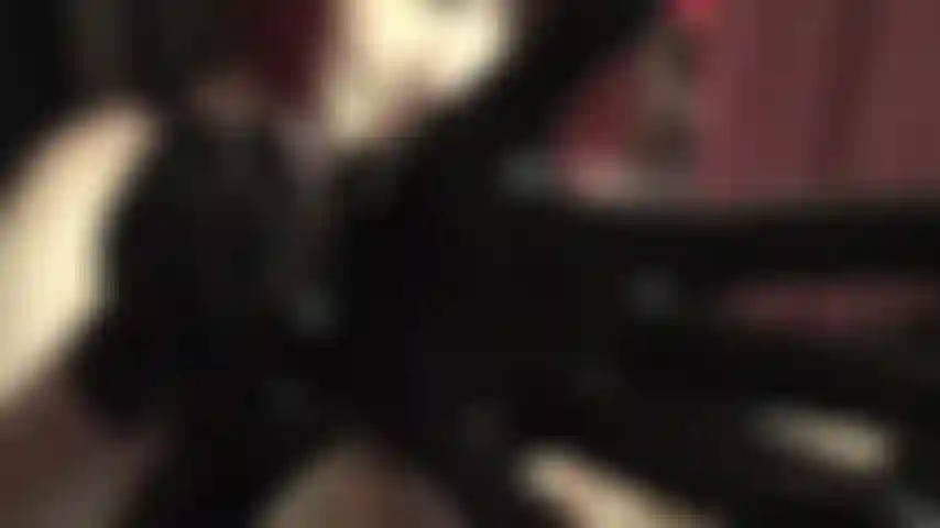 Fétichiste des gants en latex noir lisse.