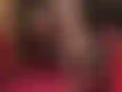 Une petite fille sexy et courte avec des escarpins vernis brillants et des bas noirs superposés sur des collants nude.