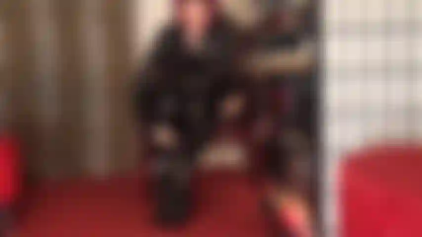 Baise mes bottes et caresse-toi pendant que tu ouvres la bouche pour ma savoureuse broche avant que ma maîtresse ne te pique le cul de ta salope.