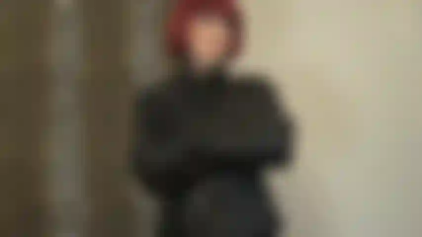 Un culte intense du cuir - admirez la vue sur le cuir noir incroyablement doux et souple que porte la maîtresse... Veste boutonnée, col relevé, gants, jupe et haut licou boutonné.