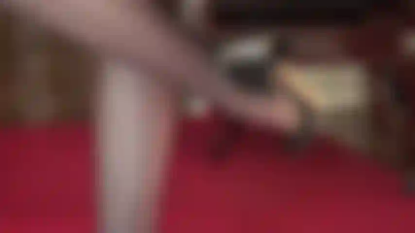 Des mollets galbés et de magnifiques talons en cuir. Voici la vue des jambes de maîtresse vivian alors que votre tête est au sol.