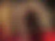 Des jambes de collants dorés et brillants.