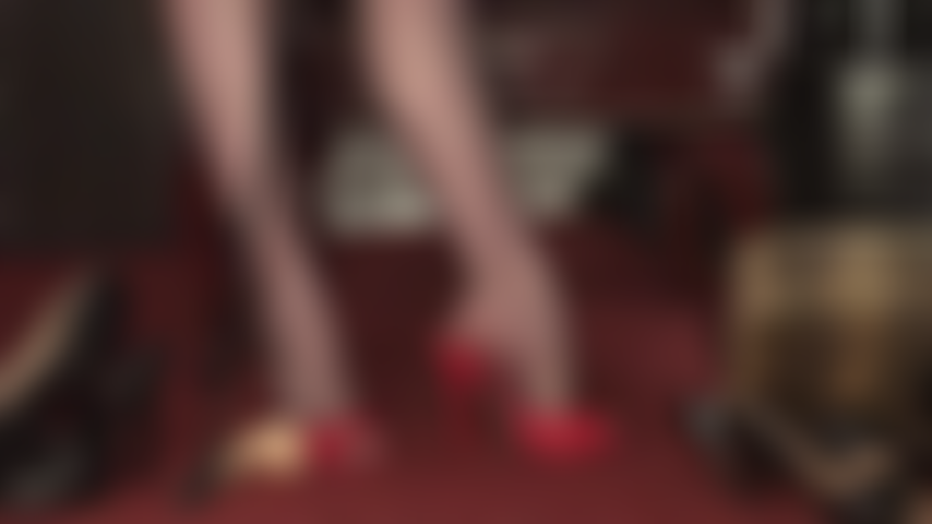 Maîtresse vous tient là où vous devez être - à ses pieds, des talons aiguilles rouges et des orteils de collants contrôlant votre bite.