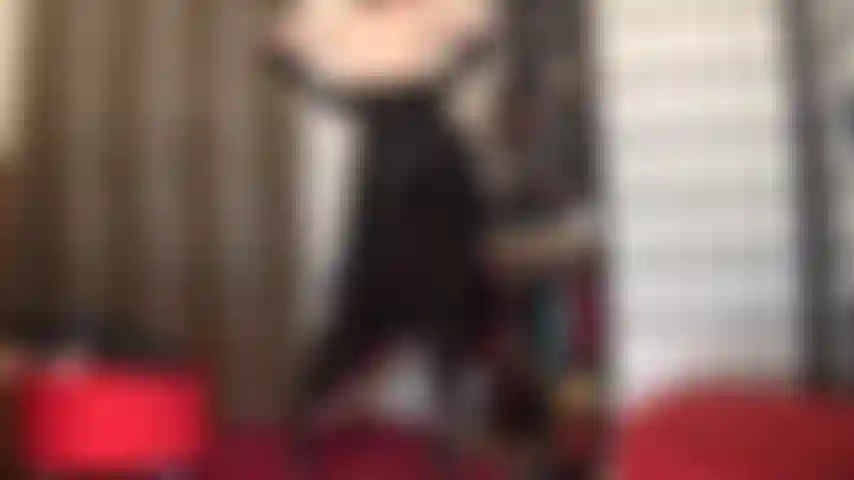 Un legging moulant en lycra, attaché avec un énorme gode ceinture noir bbc.