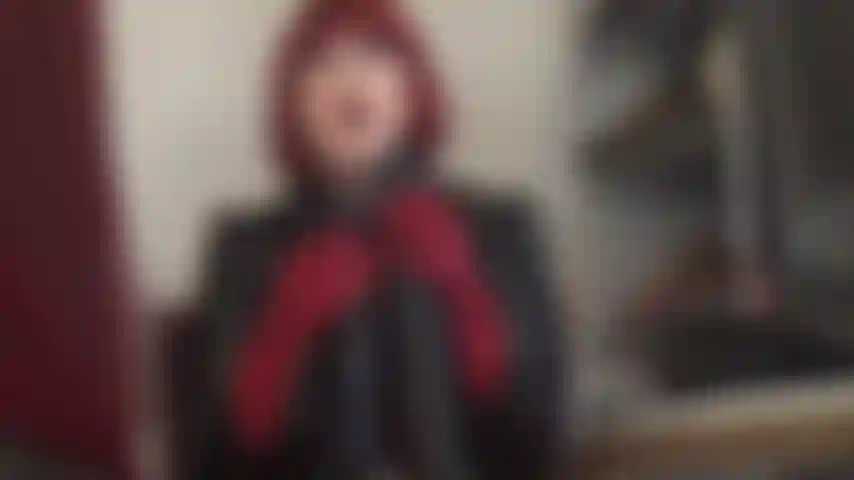 Maîtresse a la bouche grande ouverte et l'eau qui coule en caressant deux énormes bites noires. Tu veux tellement faire plaisir à ces grosses bites et avaler leurs délicieuses giclées de sperme.