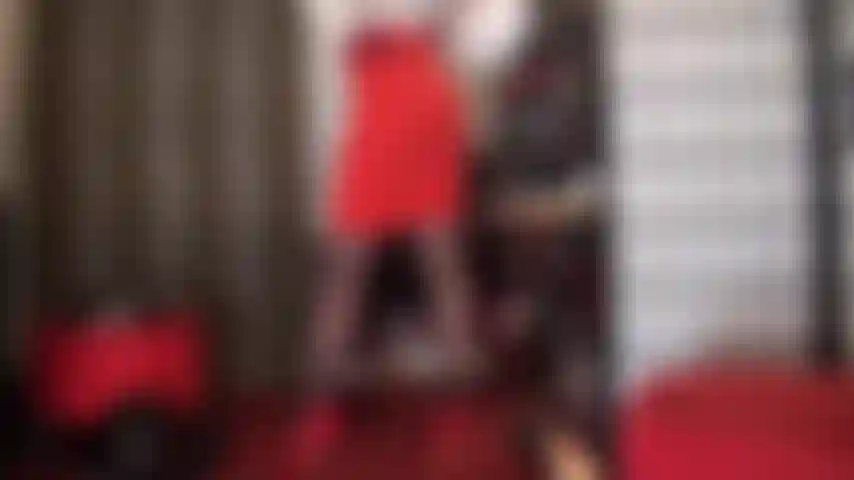 Regardez votre déesse passer d'un collant noir transparent à une paire de coutures noires, habillée de talons aiguilles rouges sexy.