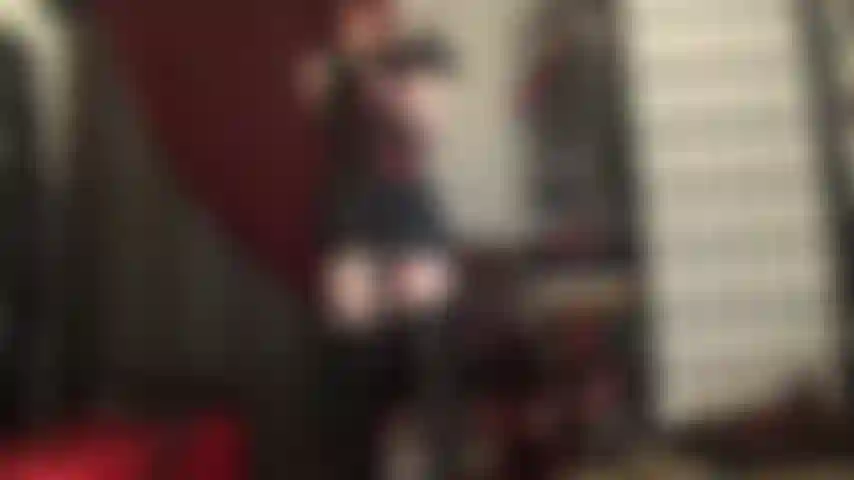 Une déesse du cuir adorée - jupe courte, gants longs, corset serré à lacets et bottes hautes.