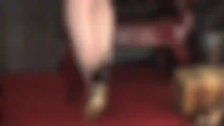 Maîtresse exige l'adoration de ses coutures noires séduisantes et de ses escarpins à talons aiguilles, sa cravache ouvrant la voie.