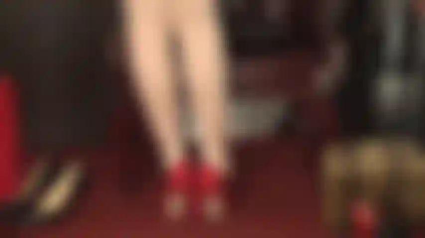 Un sondage urétral avec le talon en acier de ma maîtresse, ça te plaît ? Je remplis ta bite pour moi en admirant ces magnifiques bas vintage blancs soyeux superposés sur des collants ultra brillants.