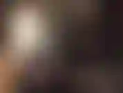 Maîtresse vivian vous fait adorer son énorme gode noir sur vos genoux - vêtue de fourrure blanche douce et de cuir noir avec des collants, la maîtresse caresse et enfonce son énorme bbc profondément en vous.