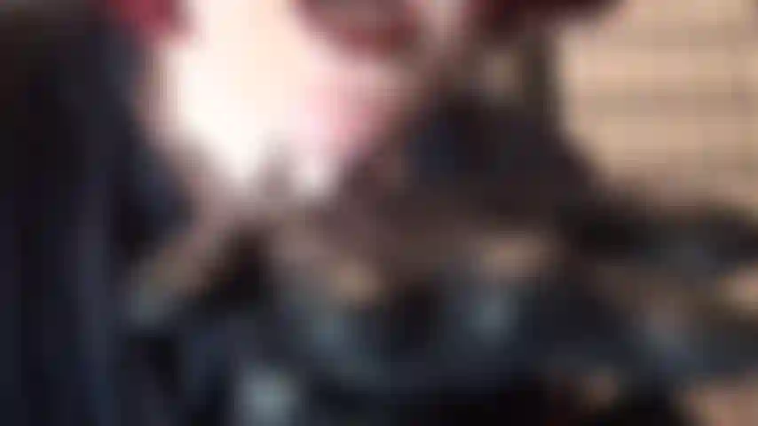 Crache sur des gants de cuir noir - bois ma salive savoureuse, lèche-la directement sur mes gants de cuir. Mmm délicieux !