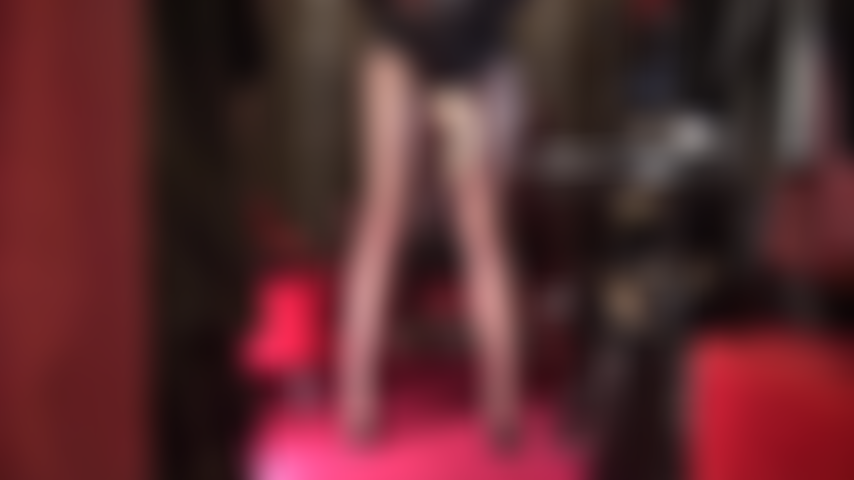 Des jambes chaudes en collants qui mènent à une grosse bite que la maîtresse vous fera descendre dans la gorge jusqu'aux couilles.