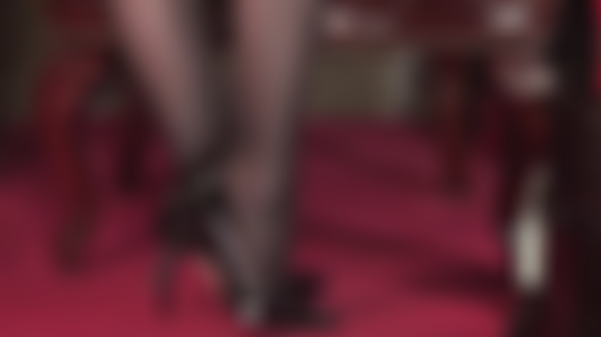 Agenouille-toi, salope de pieds ! Si tu es un bon esclave pour maîtresse, je peux te laisser mettre ton nez dans mes talons et respirer l'odeur de mes pieds en nylon.