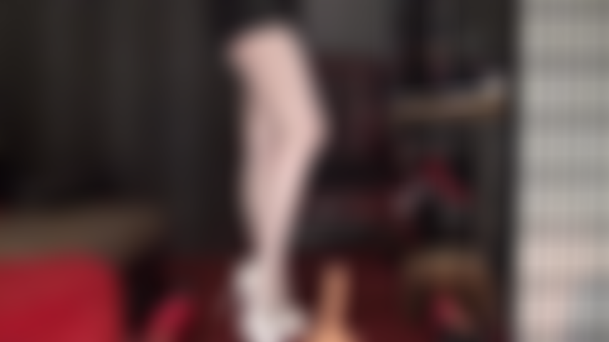 Ta bite d'esclave palpite pour les jambes de la déesse en collants blancs et escarpins à plateforme blancs. Tu n'aimerais rien de plus que ces jambes et ces pieds en nylon pour extraire tout le sperme.