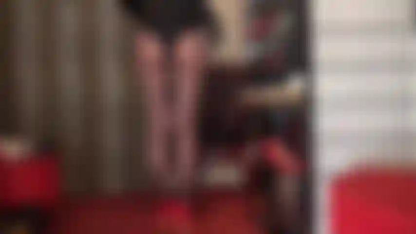 Des jambes, des jambes et encore des jambes ! Cette incroyable paire de collants noirs transparents, associée à des talons aiguilles rouges brillants, vous rend folle. Maîtresse connaît votre faiblesse pour ses courbes parfaites.