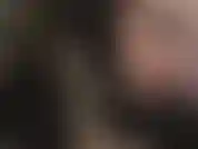 Maîtresse taquine avec un talon extrêmement sexy et extrêmement haut à la main.