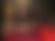 Maîtresse accroupie en collants et talons, branlant son gros gode-ceinture blanc. Caressez-vous pendant que vous admirez mon cul incroyable dans un string étriqué et des bas nylon noirs transparents.