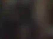 Une combinaison moulante en latex, une adoration du cul - la maîtresse ouvre lentement la fermeture éclair...