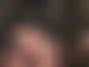 Branlette gantée, fétichisme du pvc, fétichisme de la broche, bas nylon, adoration du cul - la maîtresse caresse une grosse bite noire tout en portant une robe en vinyle sexy moulante avec des collants en dessous et des gants en cuir jusqu'aux coudes.