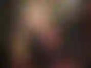 Maîtresse en latex, domination par strapon - votre maîtresse vêtue de caoutchouc moulant brillant parfait s'enfonce lentement en vous en frottant ses cuisses vêtues de latex contre l'arrière de vos jambes.