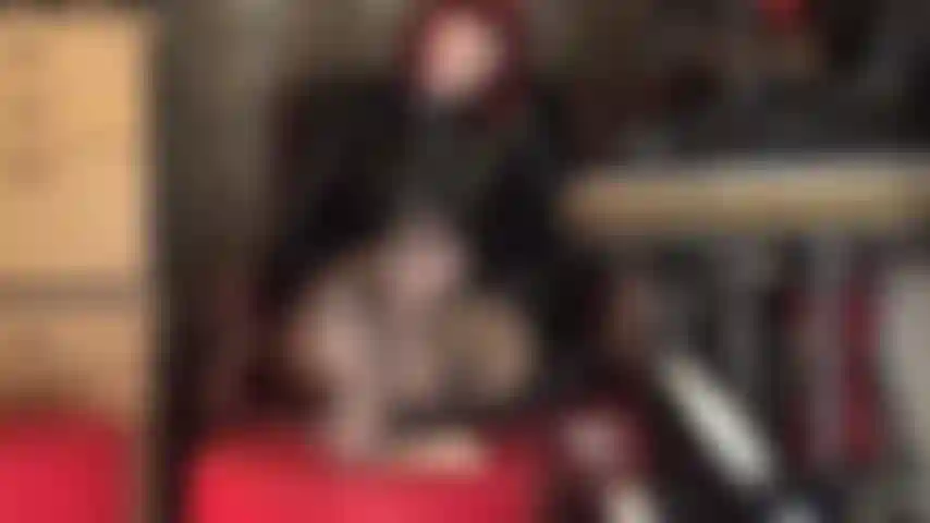 Tes couilles inutiles sont le repose-pieds de ta maîtresse - tu t'es déjà demandé quel était le lieu de repos idéal pour mes pieds endoloris ? Ne te pose plus de questions... Ce sont tes couilles pleines.