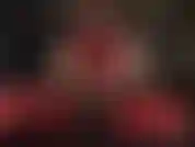 La maîtresse en latex vous donne faim de bite - vêtue d'une combinaison en caoutchouc rouge chaude, la maîtresse caresse son gode-ceinture stryker, vous rendant tellement excité par une grosse bite.