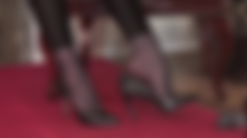 Une allumeuse de pieds, des arches hautes sexy en collants noirs, des leggings et des escarpins en cuir à talons hauts.