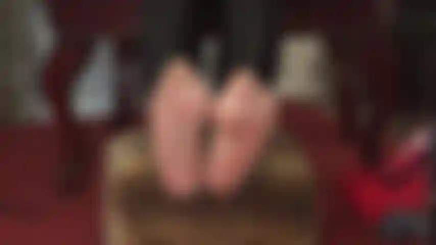 Si vous aimez vraiment les pieds, alors celui-ci est pour vous. Asseyez-vous et profitez de plus d'une heure de mes magnifiques pieds en collants brillants. Vous pouvez littéralement les regarder transpirer de plus en plus. J'adore !