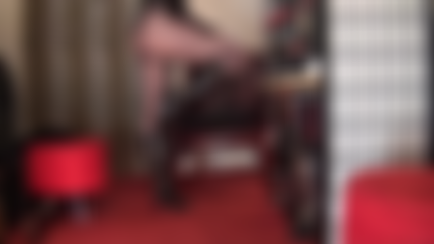 J'adore les bottes en cuir et les collants - les collants noirs transparents et les bottes courtes sont votre faiblesse.