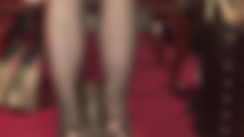 Cette bite noire aime les pieds en nylon doux de la maîtresse vivian - enroulant mes hautes arches et mes jolis orteils autour de cette bite en caoutchouc noir.