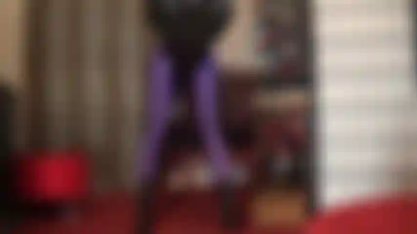 Des collants en spandex violet extrêmement brillants et serrés, adoration des jambes, adoration du cul et bottines.