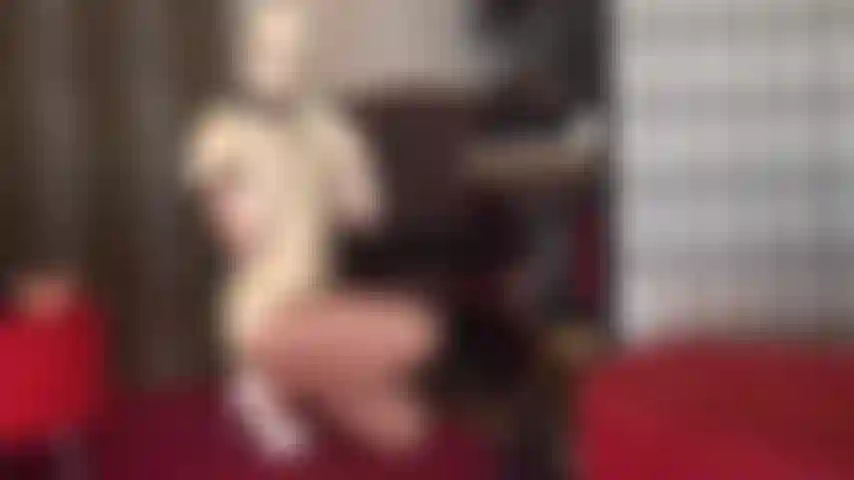 Tenue coquine en caoutchouc blanc, gants et cagoule en latex avec gode-ceinture gicleur. Maîtresse vivian branle sa grosse bite. Peux-tu suivre ? Lubrifie ta bite et caresse.