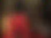 Attachée avec un énorme strapon noir, adorant le cul dans des leggings rouges.