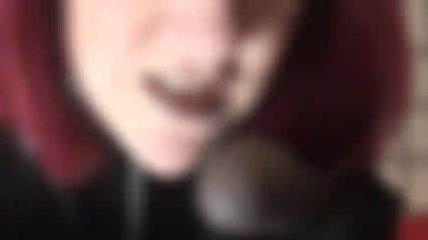 Une déesse du latex en leggings noirs moulants, tenant une grosse bite noire à la main avec ton nom dessus. Toi, ma pute, tu seras la cible de ce magnifique gros gode ceinture.