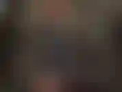 Du latex et de la salive - enfilant ma chemise sexy en latex noir, laissant ma salive couler dessus.