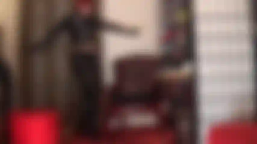 Contrôle de la respiration - une déesse vicieuse vêtue d'un jean et d'une veste en pvc noir brillant tient fermement ton cou. Peux-tu jouir avant de manquer de souffle ?