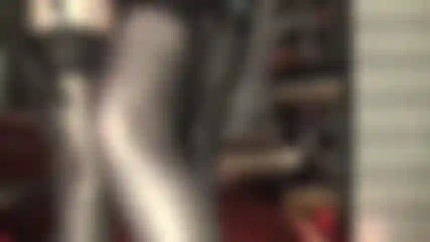 Fétichiste des bas porte-jarretelles séduction - la maîtresse a créé une tenue sensationnelle de bas noirs, de ceinture porte-jarretelles florale sur des collants en lycra leohex blancs associés à un body string en pvc brillant et des gants en cuir.